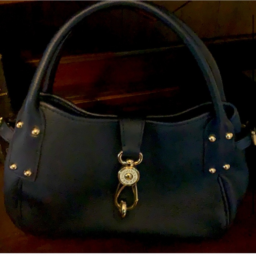 Who doesn’t love a navy bag?!